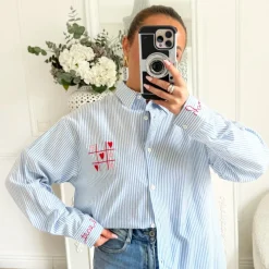 CHEMISE BLEUE RAYURES COEURS DANS LE DOS