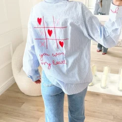 CHEMISE BLEUE RAYURES COEURS DANS LE DOS