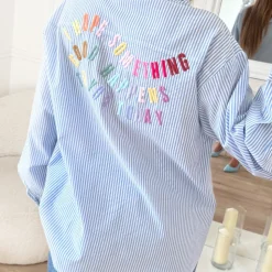 CHEMISE RAYURES BLEUES ÉCRITURES DANS LE DOS