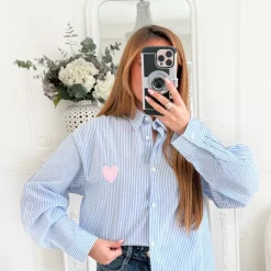 CHEMISE RAYURES BLEUES ÉCRITURES DANS LE DOS