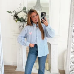 CHEMISE RAYURES BLEUES ÉCRITURES DANS LE DOS