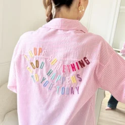 CHEMISE RAYURES PINK ÉCRITURES DANS LE DOS