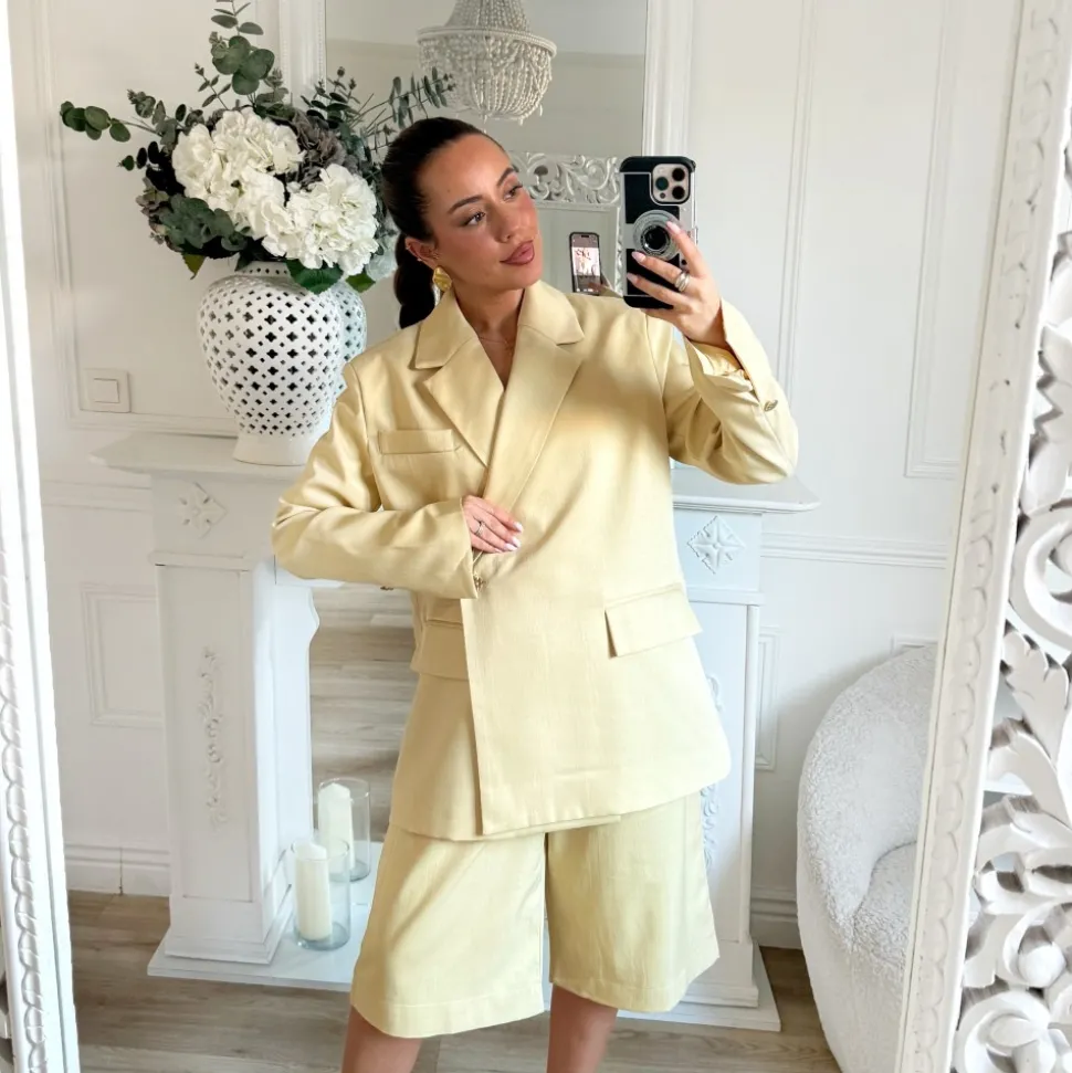 ENSEMBLE BLAZER ET BERMUDA JAUNE BEURRE