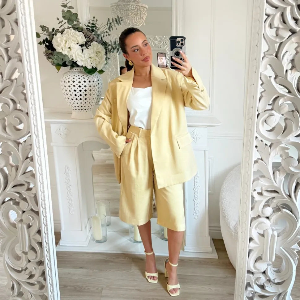 ENSEMBLE BLAZER ET BERMUDA JAUNE BEURRE