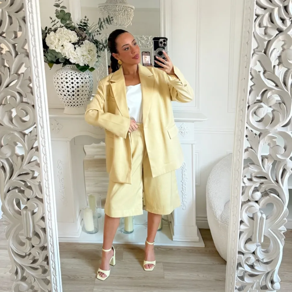 ENSEMBLE BLAZER ET BERMUDA JAUNE BEURRE