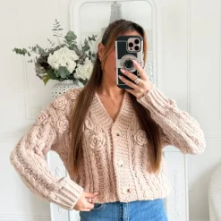 GILET MAILLE FLEURS EN RELIEF