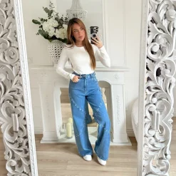 JEAN COUPE DROITE CLOUTÉ