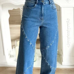 JEAN COUPE DROITE CLOUTÉ