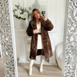 LONG MANTEAU FOURRURE CHOCO AVEC BOUTONS