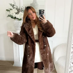 LONG MANTEAU FOURRURE CHOCO AVEC BOUTONS
