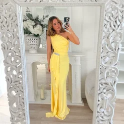 LONGUE ROBE MONOMANCHE JAUNE STRASS