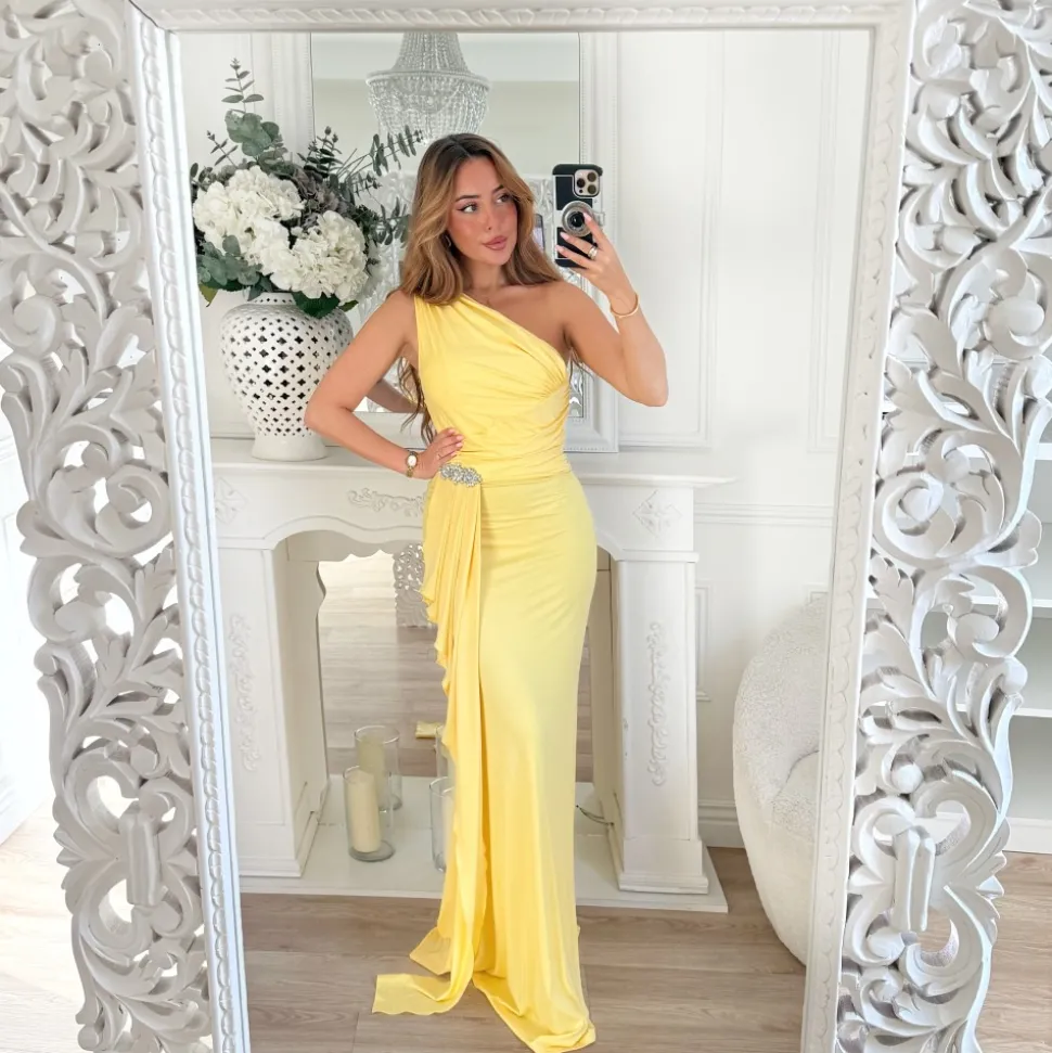 LONGUE ROBE MONOMANCHE JAUNE STRASS