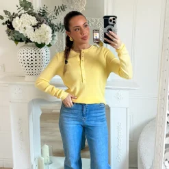 PULL FIN COTELÉ JAUNE COL BOUTONS