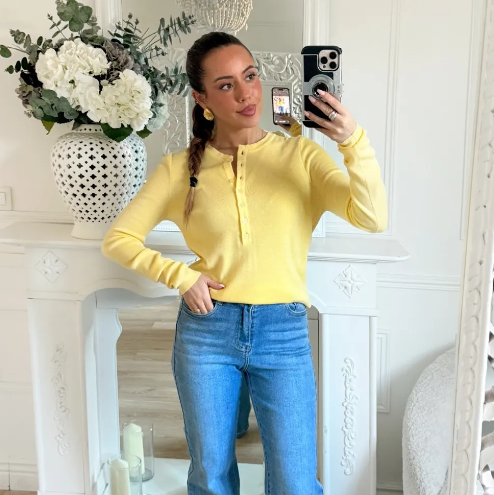 PULL FIN COTELÉ JAUNE COL BOUTONS