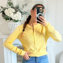 PULL FIN COTELÉ JAUNE COL BOUTONS