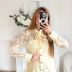 ROBE JAUNE PASTEL DENTELLE